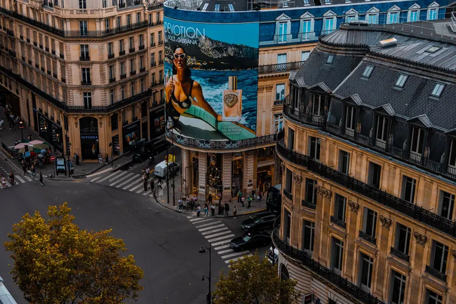 Rue parisienne animée en fin de journée